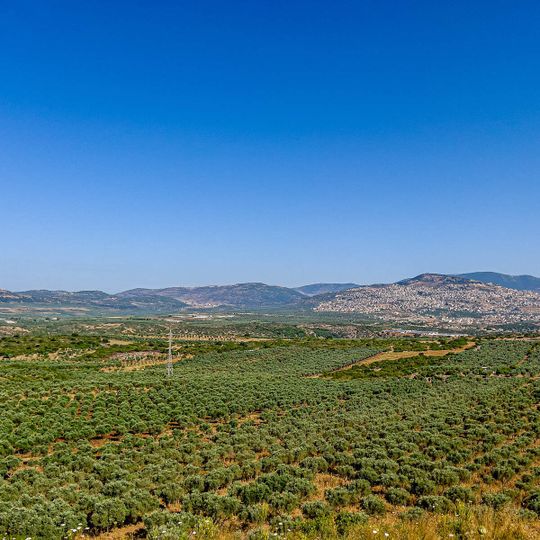 התצפית הינה בצד הכביש בנתיב הפונה דרומה. נראים יפה בתי היישוב הדרוזי מרר. ומעליה פסגות הגליל העליון.