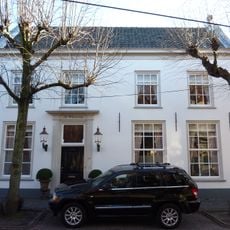 Breed gepleisterd huis onder dwars zadeldak