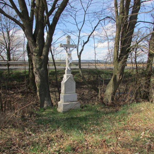 Kříž u rybníka Pod Kopcem u hlavní silnice západně od Hosova