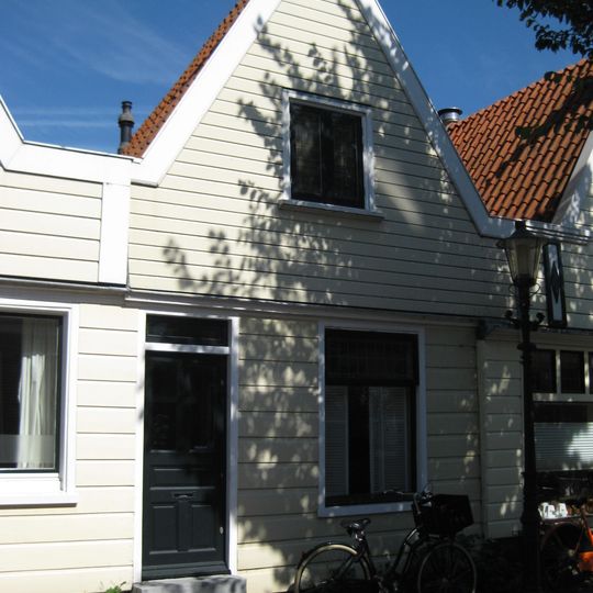 Houten dijkhuis met tuitgevel