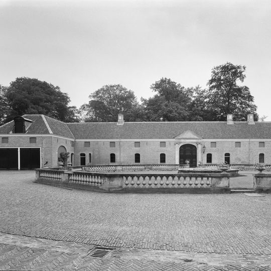 Twickel: achthoekige natuurstenen balustrade waarvan de vier doorgangen met acht identieke gietijzeren tuinvazen voorplein die grijs geschilderd zijn