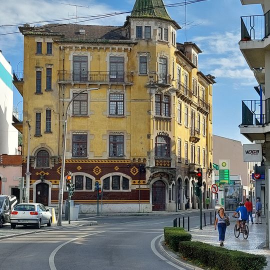 Edifício na Rua Mouzinho de Albuquerque e Rua de São Francisco