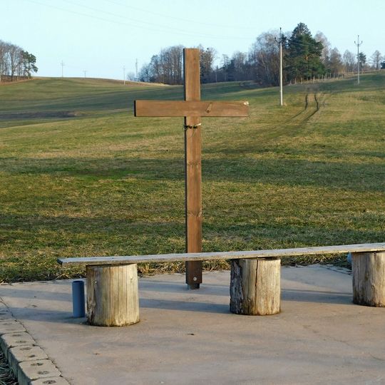 Dřevěný kříž jihovýchodně od Vestce