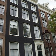 Pand met gevel onder triglyfenlijst met consoles