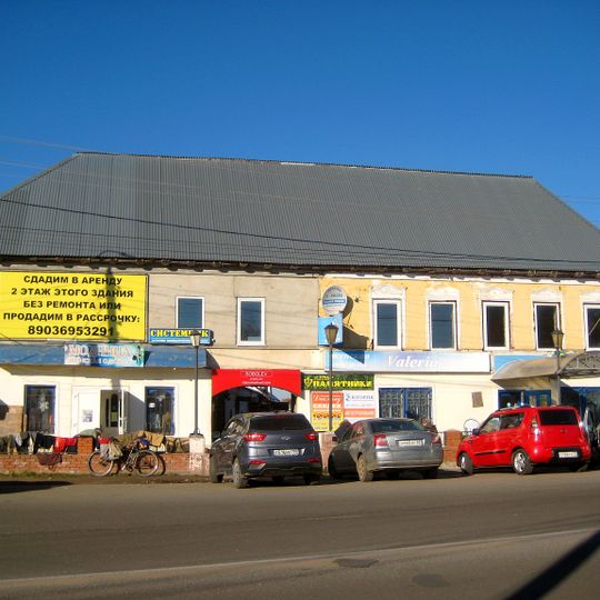 Жилой дом с лавками