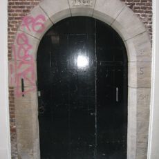 Pand dat onderdeel vormt van het perceel prinsenhofsteeg 4, omschreven als een over een gang gebouwd dwarshuis met goede roedenverdelin