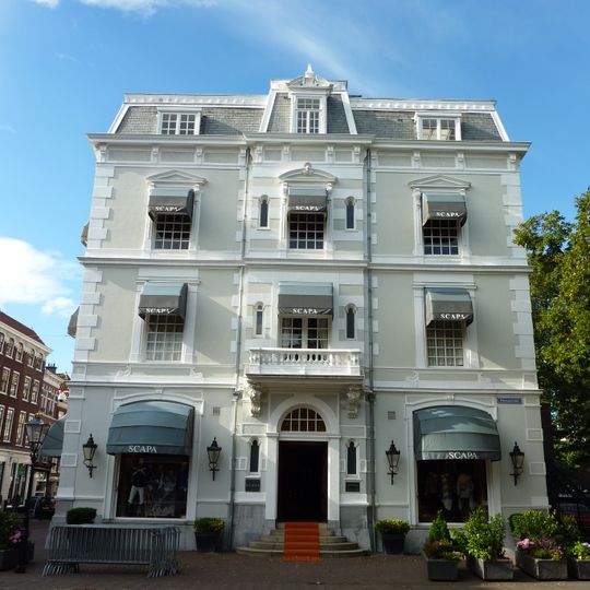 Voormalig herenhuis op rechthoekige plattegrond in eclectische stijl