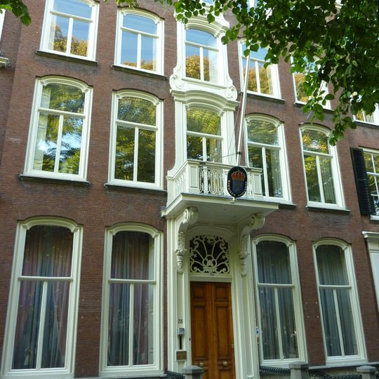 Oorspronkelijk met de nrs 26 en 30 een pand in régence stijl, Lodewijk XIV en rococo-interieurs