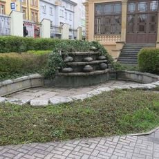 Kašna v parku za Muzeem keramiky v Berouně