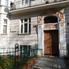 Pamětní deska Vlaho Bukovace na domě Ovenecká 316/42 na Letné