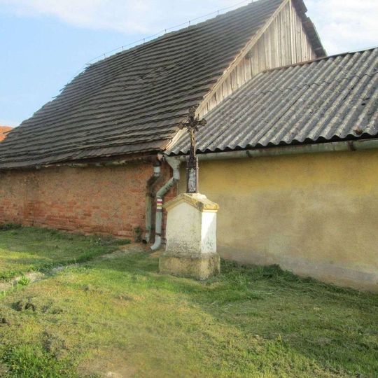 Kříž v Chotíkově u kostela