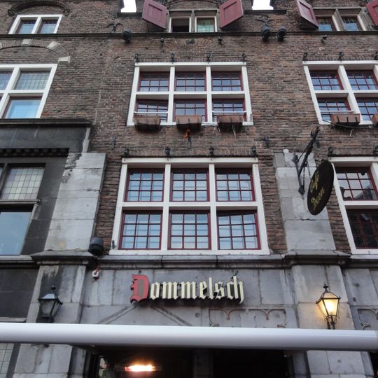 Pand, dat oudtijds deel uitmaakte van het Gewandhuis en de Lakenhal.