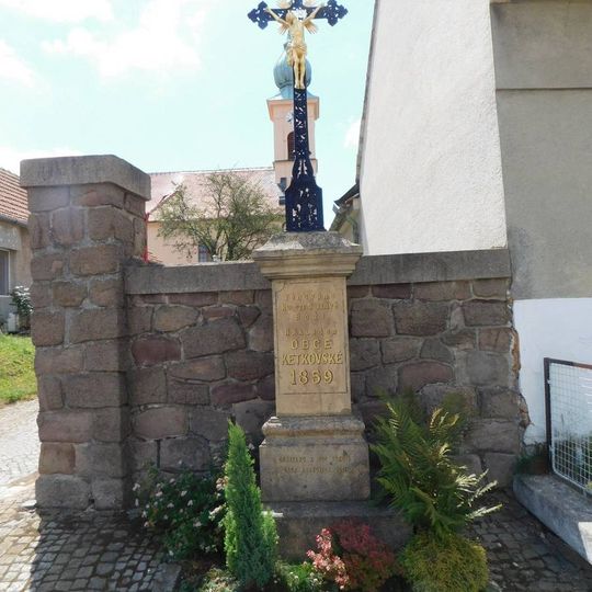 Kříž na návsi v Ketkovicích