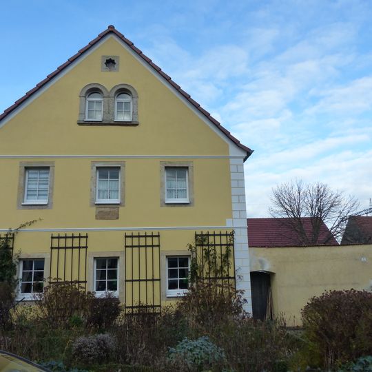 Dreiseithof mit Wohnstallhaus, Scheune, Seitengebäude und Hofmauer Dorfstraße 7