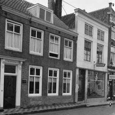 Huis genaamd 'De houttuin' met rechte gevel