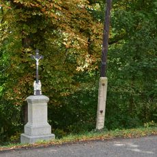 Kříž naproti kostelu ve Skytalech