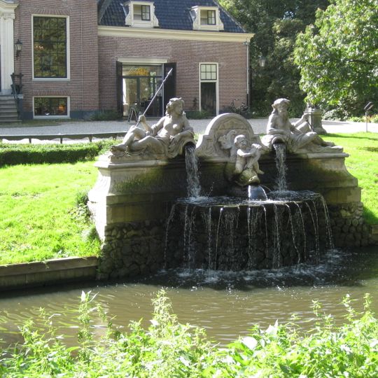 Marmeren fontein met beelden van Neptunus, Amphitrite en Arion