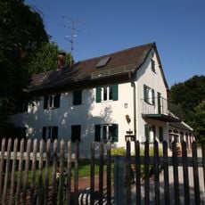 Schmales, zweigeschossiges Satteldachhaus