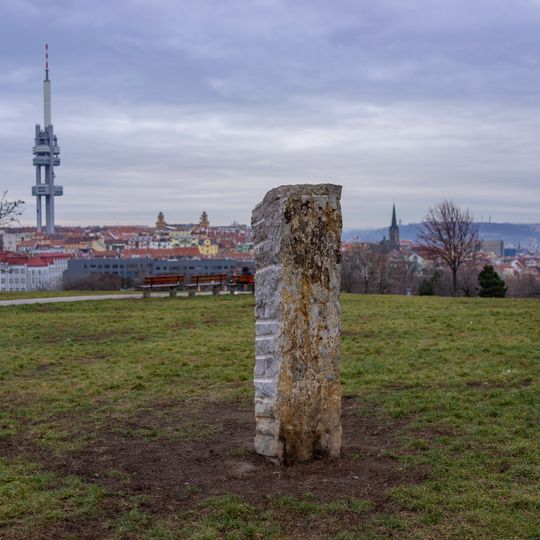 Novodobý menhir v parku Parukářka
