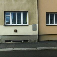 Pamětní deska padlým na barikádě v ulici Sdružení v Nuslích