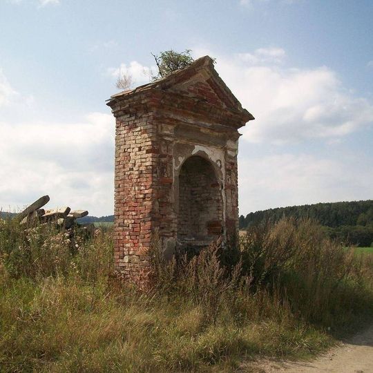 Kaplička u Bílovic východně od Drahotína