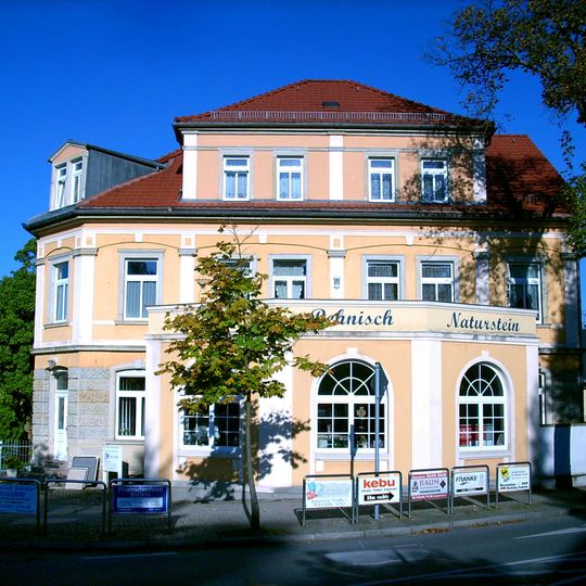 Pfefferküchlerei; Villa mit vorderem Anbau, Veranda und Gewerbebau entlang der Bahnhofstraße Kamenzer Straße 1