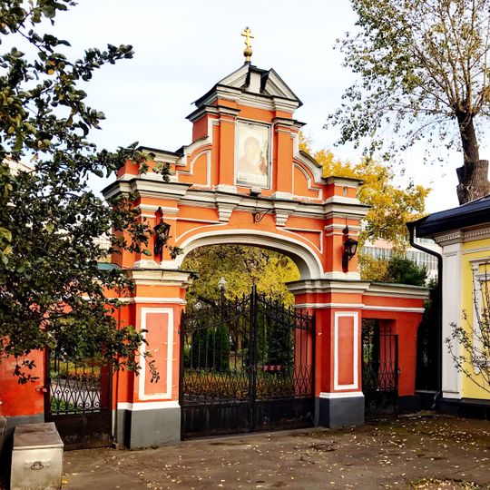 Ограда с восточными воротами