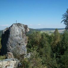 Kříž jihozápadně od Vitouně na skále