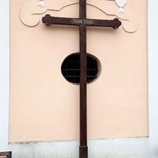 Kříž u kostela