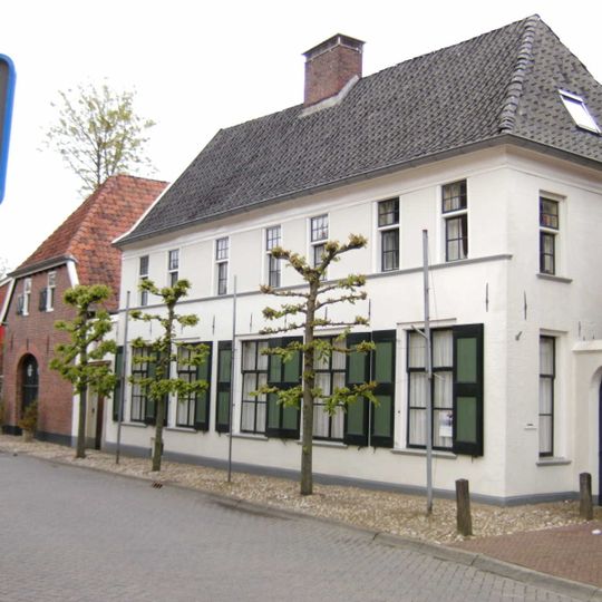 Herenhuis met poortje en boerderij met gevel