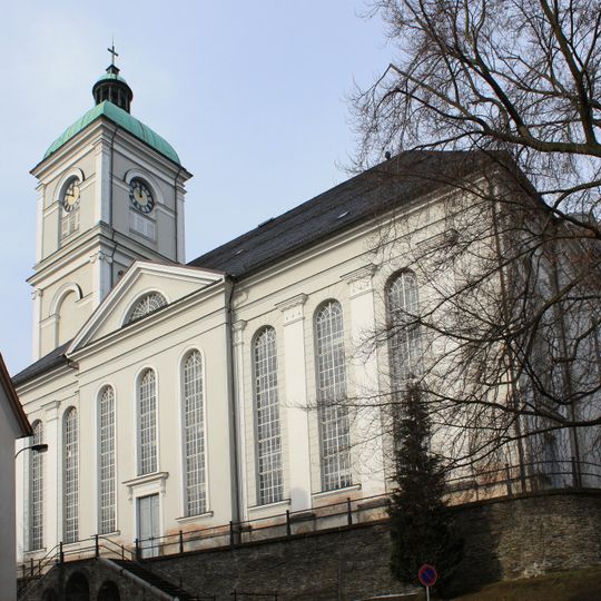 Kirche mit umgebendem Freiraum sowie talseitiger Terrassenmauer und Treppenanlage Johannisplatz 8