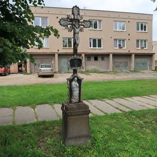 Kříž u bytovek v Neumětelích.