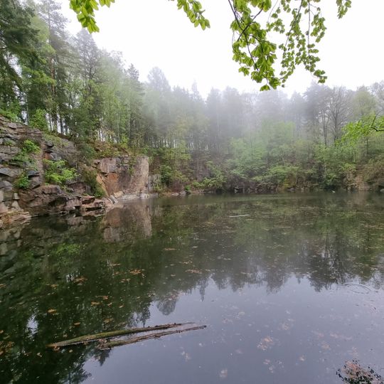 Gedans Steinbruch mit Bruchsteinmauer Schönberger Paßstraße
