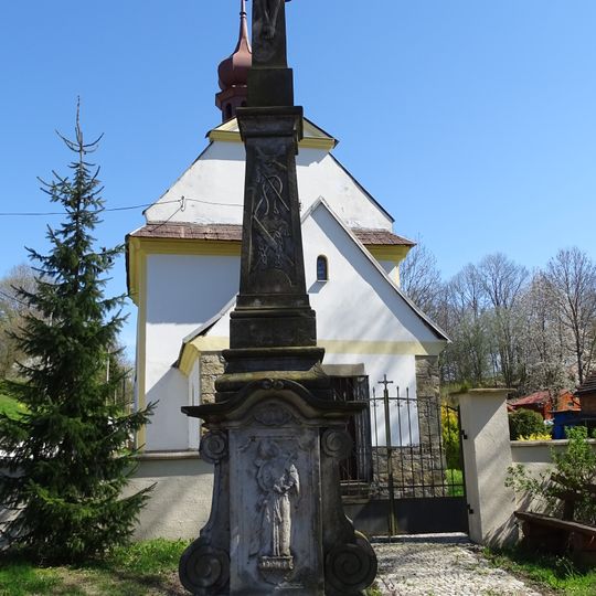 Kříž v Helvíkově před kaplí Nanebevzetí Panny Marie