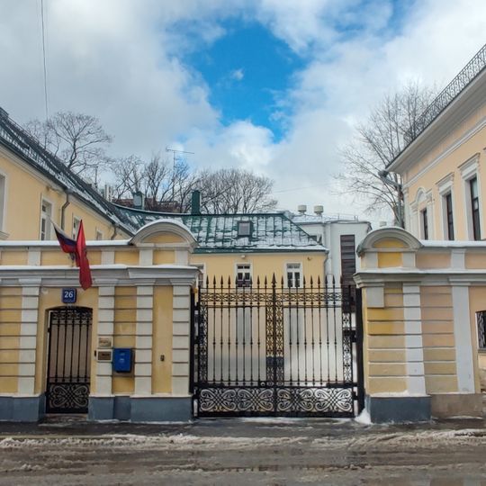 Ограда с пилонами ворот