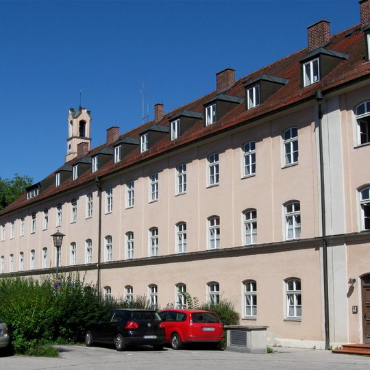 Ehemaliger Salzstadel, dann Kasernengebäude, dann Amtsgebäude