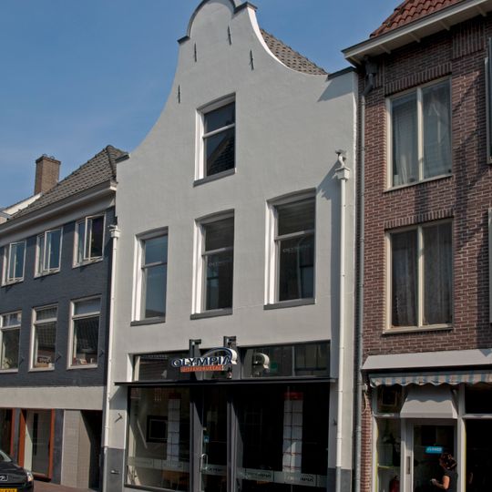 Pand met gepleisterde en door gebogen fronton gedekte klokgevel