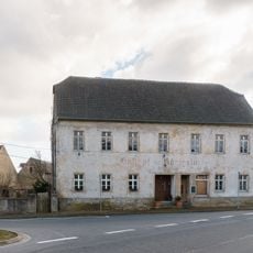 Ehemaliger Gasthof mit zwei Seitengebäuden Hohburger Straße 10