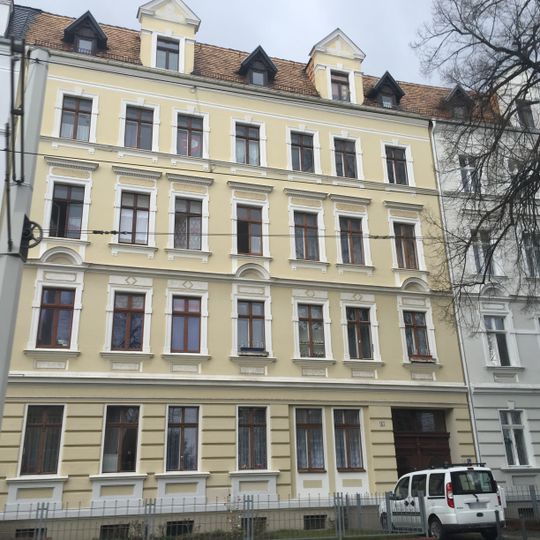 Mietshaus in geschlossener Bebauung mit Vorgarten Biesnitzer Straße 67