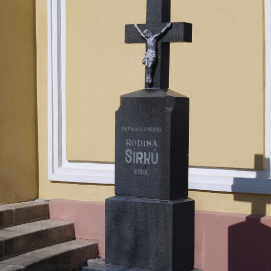 Kříž u kaple v Domaníně