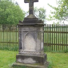 Kříž u kostela v Rynolticích