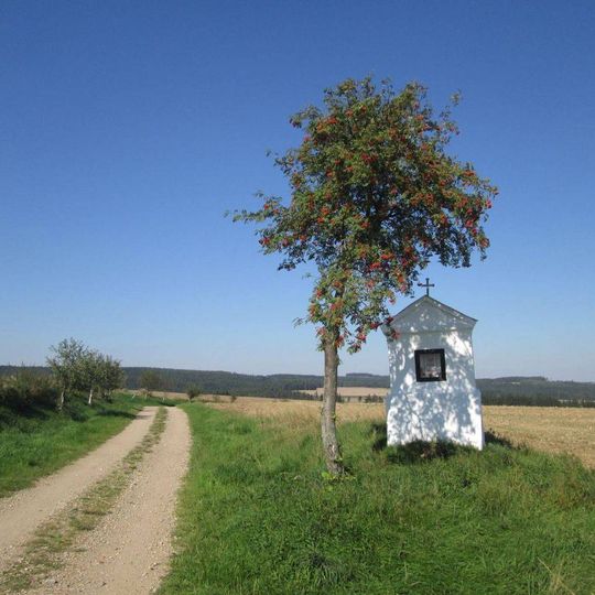 Kaplička nad Radošovicemi u polní cesty