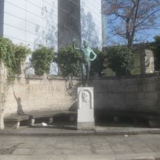 Denkmal: Sockel mit Portrait-Relief, Männerfigur auf Sockel. Gewidmet Dr. Hermann von Burckhardt, Chefchirurg am Katharinenspitals