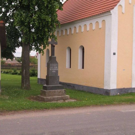 Kříž u kaple ve Vlastiboři