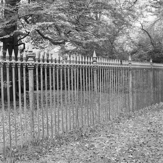 Twickel: smeedijzeren spijlenhekwerk rondom parkaanleg