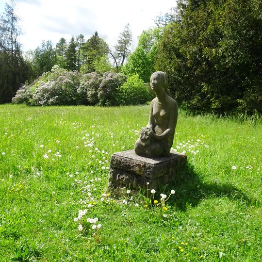 Socha dívky poblíž pramene Aloiska v Luhačovicích