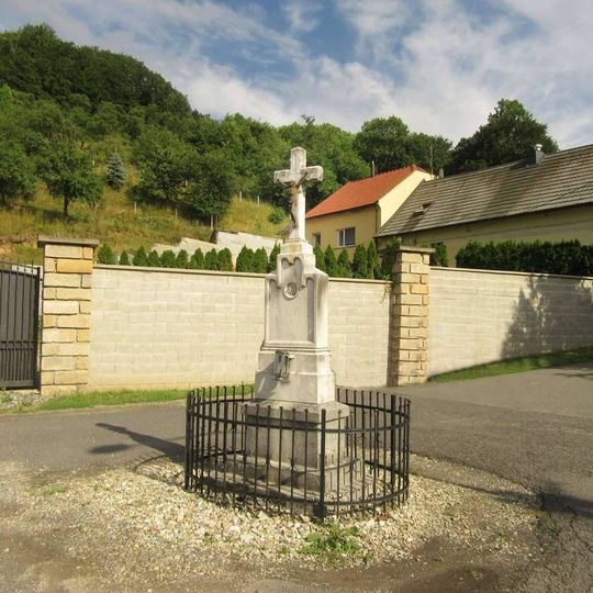 Kříž v Lesnici u hlavní silnice