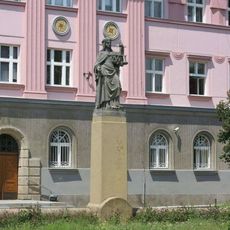 Socha Spravedlnosti před Okresním soudem v Klatovech