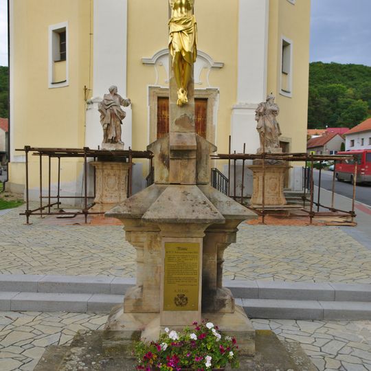 Kříž před kostelem