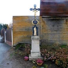 Kříž v Bernarticích na odbočce na Borovsko